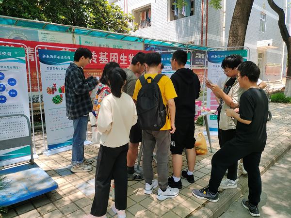 南校南苑餐厅同学们前来围观答题.png